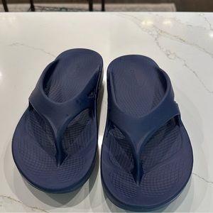 Oofos navy sandal flip flop sz 7